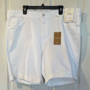 Angels Size 24 W Women's Crisp White Bermudas NWT